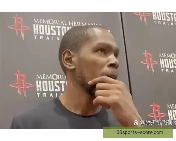 火箭众将庆祝胜利朝杜兰特泼水 乌度卡将比赛用球赠送阿杜